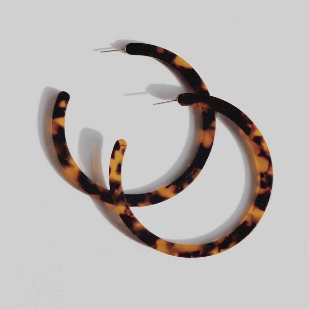 Resin Tatum Tortoise Hoop Earrings (Brown) - Picture 2 of 8